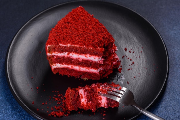 Rode fluwelen cake klassieke drielaagse cake van rode boterkoekjes met room