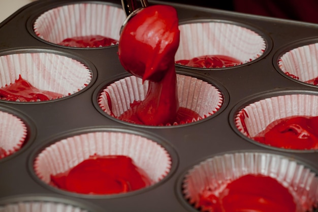 Rode fluwelen cupcakes bakken voor een feestje.