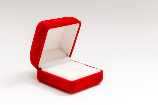 Foto rode fluwelen doos voor de ring, geopend, geïsoleerd over de witte achtergrond