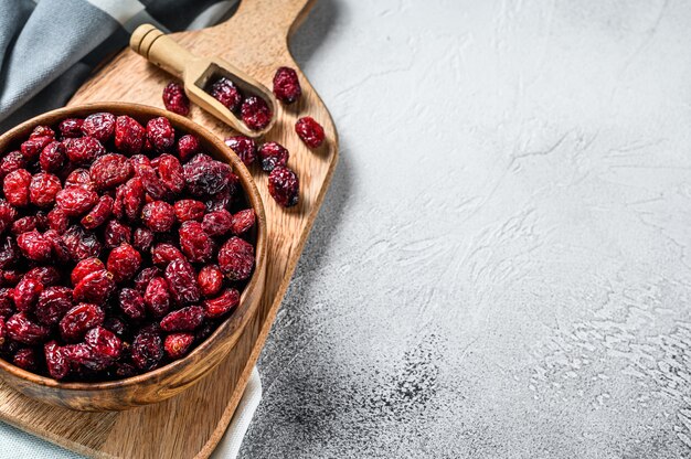 Rode gedroogde cranberry in een houten kom. Biologische bes. Bovenaanzicht. Kopieer ruimte