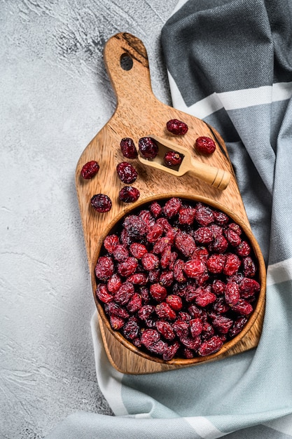 Rode gedroogde cranberry in een houten kom. Biologische bes. Bovenaanzicht