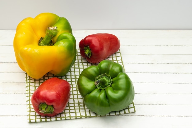 Rode geelgroene rijpe paprika's op houten achtergrond selectieve aandacht