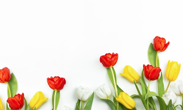 Rode gele en witte tulpen op een lichtgrijze achtergrond lente achtergrond met kopie ruimte