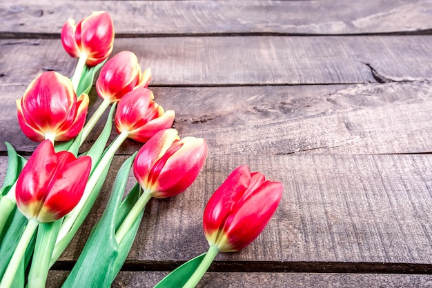 Rode gele tulpen op een houten bruine tafel