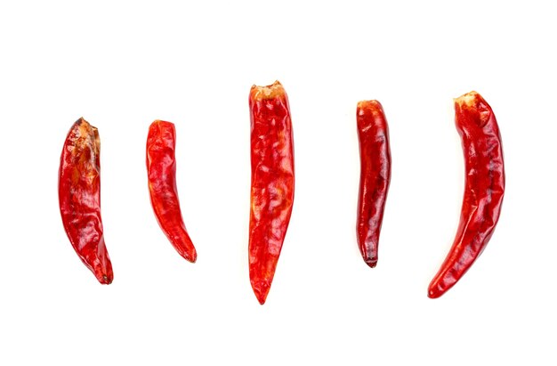 Foto rode gemalen paprika of droge chili peper geïsoleerd op witte achtergrond