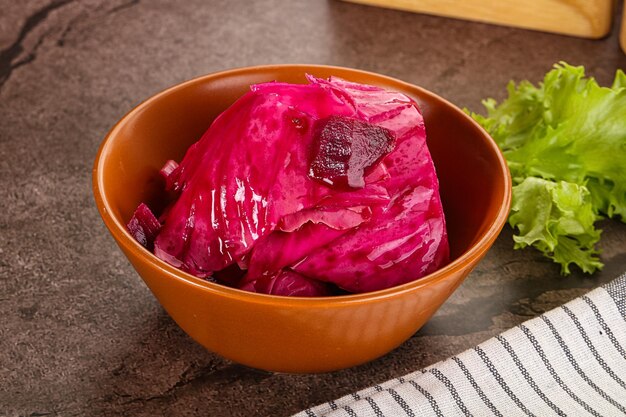 Foto rode gepekelde kool met bieten sauerkraut