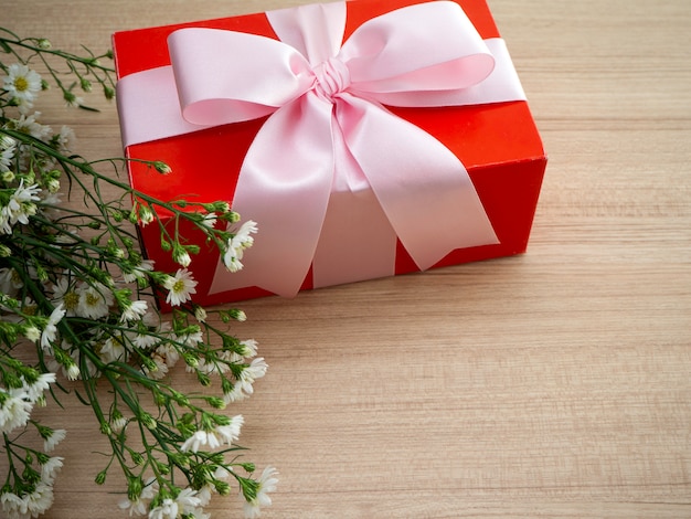 Rode geschenkdoos gebonden met roze lint
