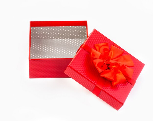 Rode geschenkdoos geïsoleerd op een witte achtergrond