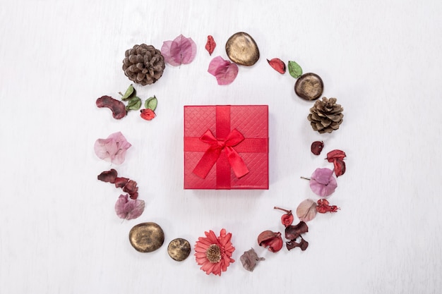 Foto rode geschenkdoos in kerstmis ronde frame gemaakt van natuurlijke winter dingen