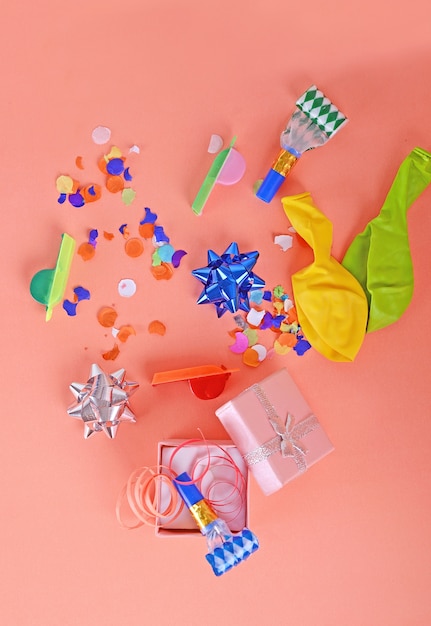 Rode geschenkdoos met feest confetti, streamers en noisemakers