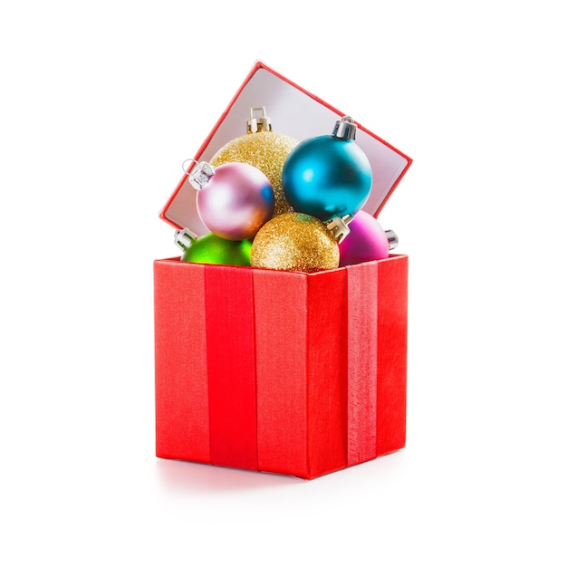 Rode geschenkdoos met kerstballen op een witte achtergrond uitknippad inbegrepen