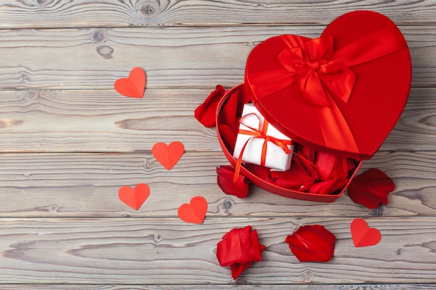 Rode geschenkdoos op houten oppervlak voor Valentijnsdag