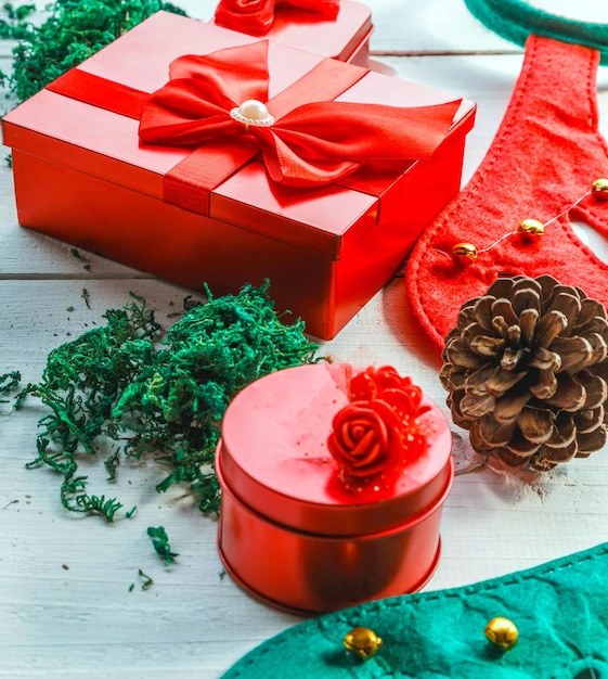 Rode geschenkdoos op witte houten achtergrond voor eerste kerstdag