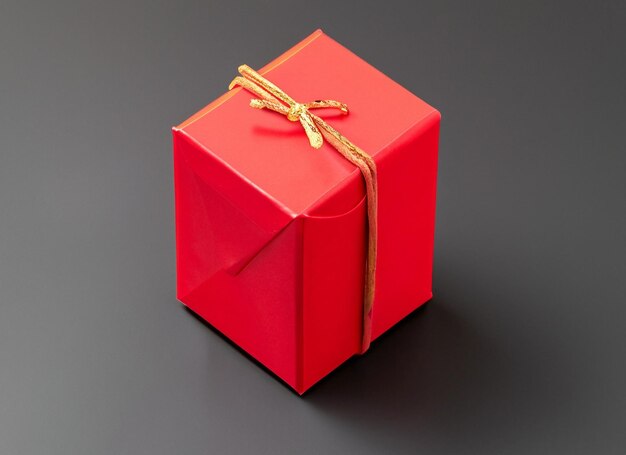 Foto rode geschenkdoos op zwarte achtergrond wit