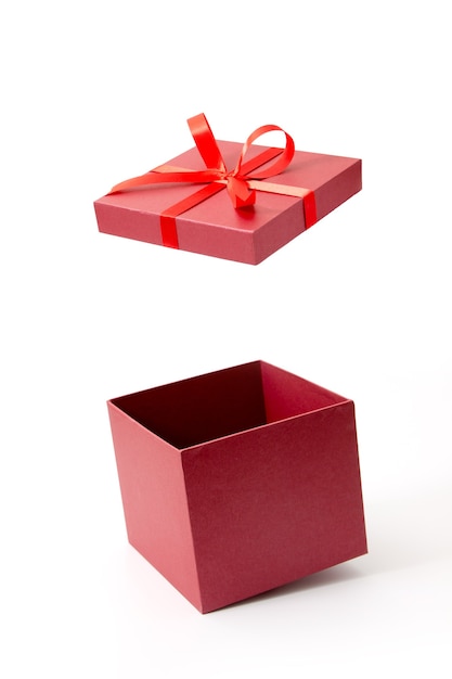 Rode geschenkdoos open met lint geïsoleerd op een witte achtergrond