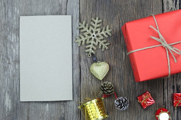 Rode geschenkverpakking en Kerstmis decoratie apparatuur op houten vloer.