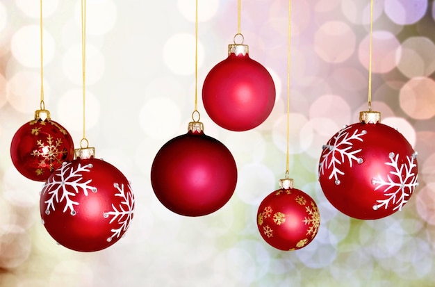 Rode glanzende decoratieve kerstballen geïsoleerd op feestelijke achtergrond