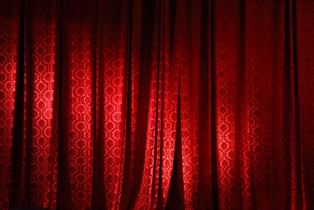 Foto rode gordijn gesloten in het theater voor de voorstelling