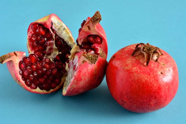 rode granaatappel geïsoleerd met helften fruit, close-up