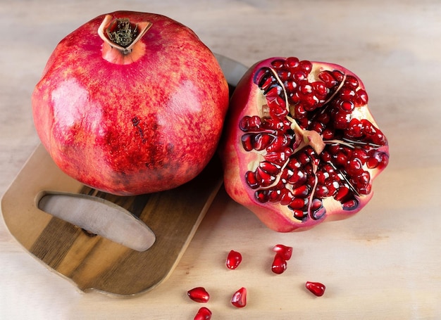 Foto rode granaatappels op de snijplank