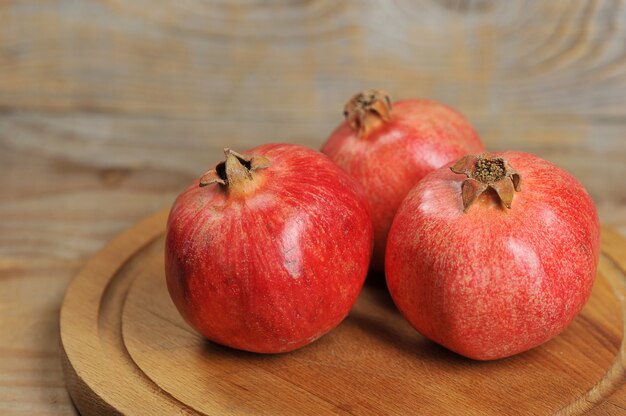 Rode granaatappels op een houten achtergrond