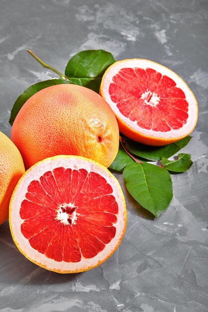 Rode grapefruit op een betonnen grijze achtergrond