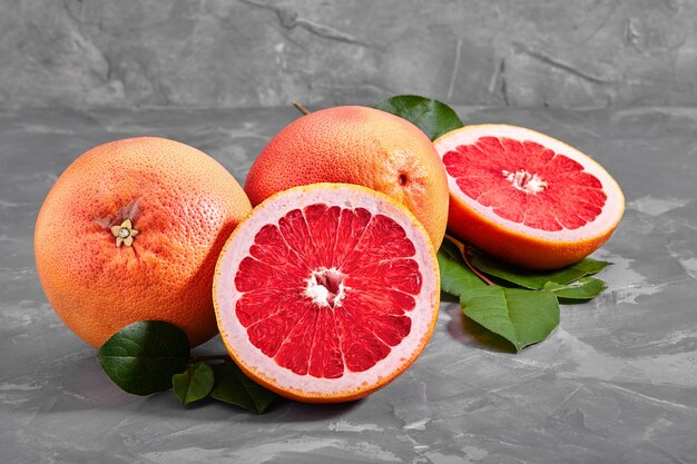 Rode grapefruit op een betonnen grijze ondergrond