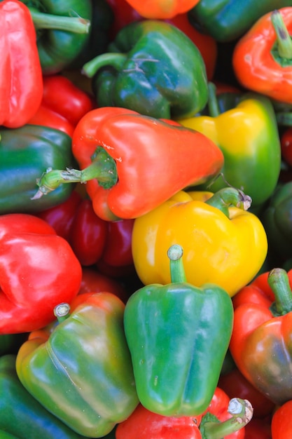 Rode, groene en gele paprika's op de markt