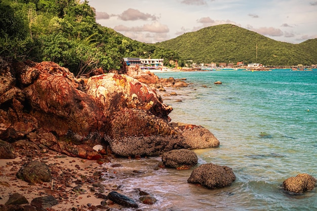 Rode grot bij Thong lang strand op Larn eiland Koh Larn Prachtig van zee bij Chonburi Thailand