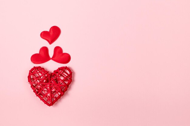 Rode harten op roze achtergrond minimalistisch concept voor valentijnsdag plaats voor uw tekst