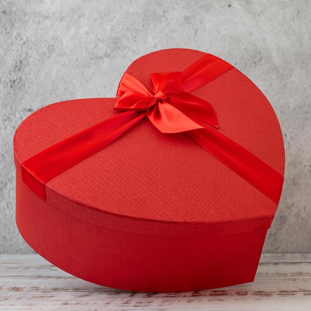 Foto rode hartvorm geschenkdoos op grijze achtergrond