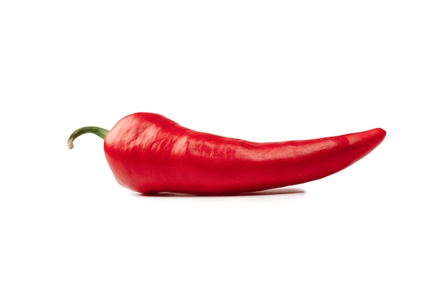 Rode hete chili peper geïsoleerd op een witte achtergrond