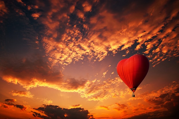 Rode hete luchtballon in de vorm van een hart