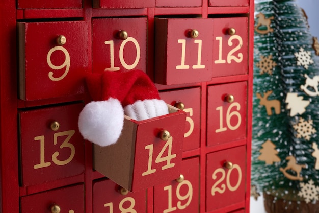 Foto rode houten adventskalender met verrassing voor kerstmis.