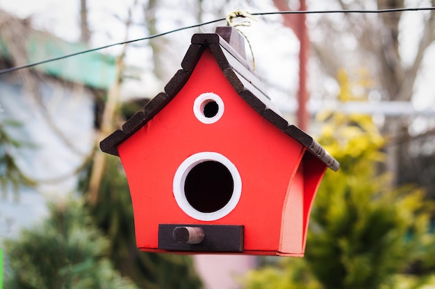 Rode houten nestkast of vogelhuisje hangend