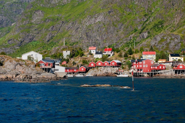 Rode huizen vissersdorp Lofoten eiland Noorwegen