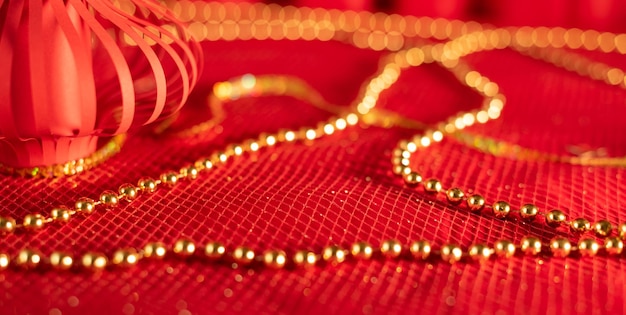 Rode intreepupil abstracte achtergrond met rode Chinese papieren lantaarn close-up met selectieve aandacht en gouden kralen Aziatische viering concept