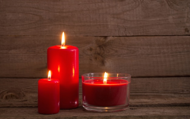 Rode kaarsen op donkere houten tafel