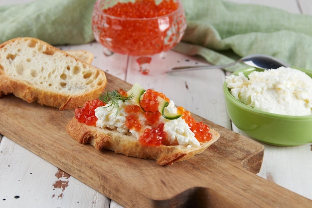 Foto rode kaviaar op een houten tafel bruschetta met kaviaar