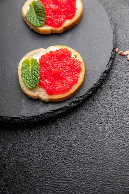 rode kaviaar sandwich zeevruchten verse maaltijd eten snack op tafel kopie ruimte voedsel achtergrond rustiek