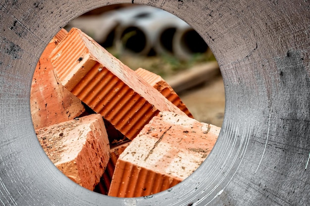 Rode keramische bakstenen op de bouwplaats Keramoblock Holle baksteen Bouw van een gebouw van rode baksteen Close-up Materiaal voor de constructie van muren en scheidingswanden