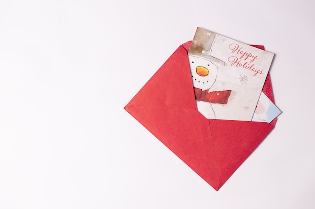 Foto rode kerst envelop met kaarten