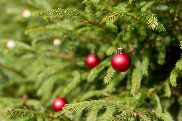 Rode kerst versiering opknoping van kerstboom. Kerstboomachtergrond en Kerstmisdecoratie