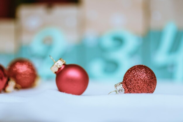 Rode kerstballen met decoratie op glanzende achtergrond