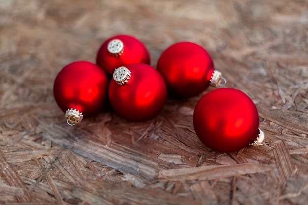 Rode kerstballen op houten achtergrond