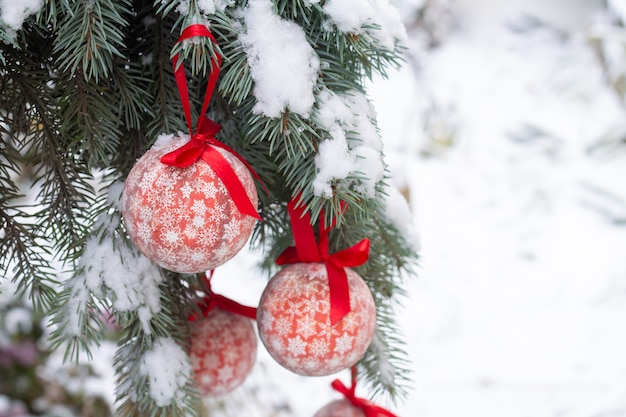 Rode kerstballen opknoping op boomtak met sneeuw