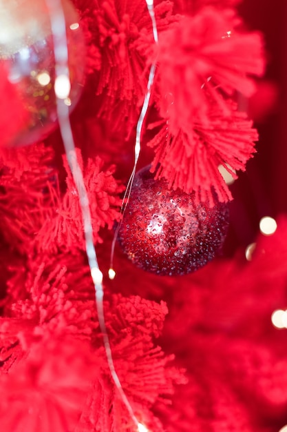 Rode kerstboom met vintage gouden versieringen en lichtjes