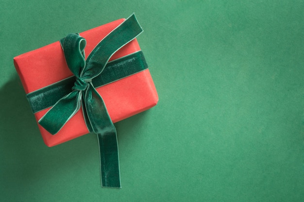 Rode kerstcadeau met groen fluwelen lint