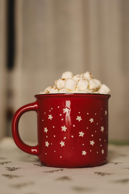 Rode kerstkop met chocolade marshmallows en kaneel