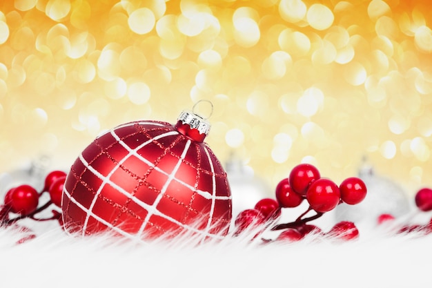 Rode Kerstmisbal met wit bont en gouden bokehlichten